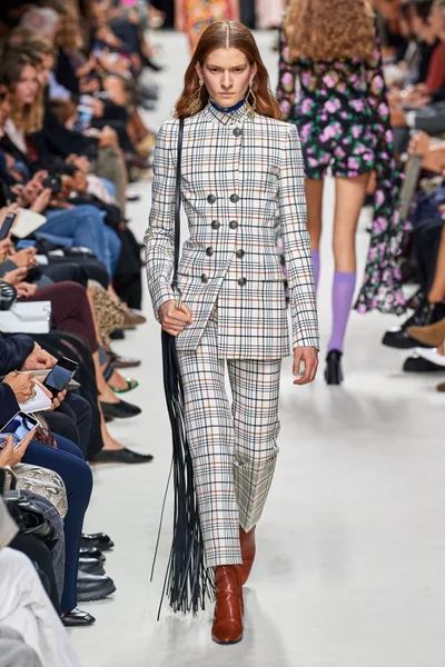 Look 18